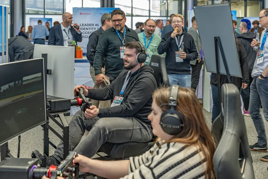 Lebhafte Messeatmosphäre mit Besuchern rund um die Society of Speed Motorsport Experience