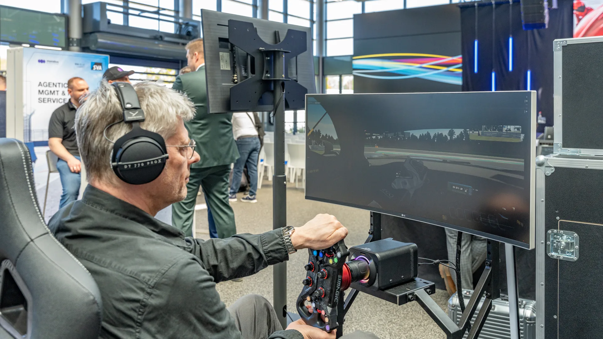 Lächelnde Teilnehmerin am Rennsimulator auf einer Firmenveranstaltung – Society of Speed