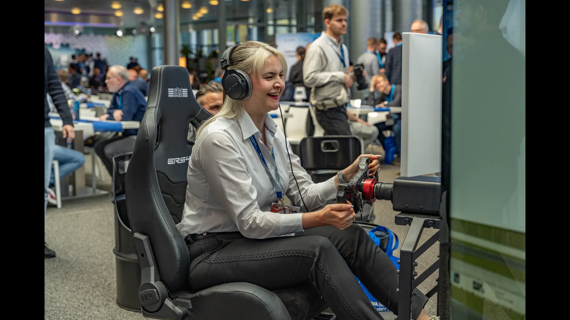 QR-Code-Check-in: Besucher scannt mit Smartphone den Society-of-Speed-QR-Code für die Messeregistrierung