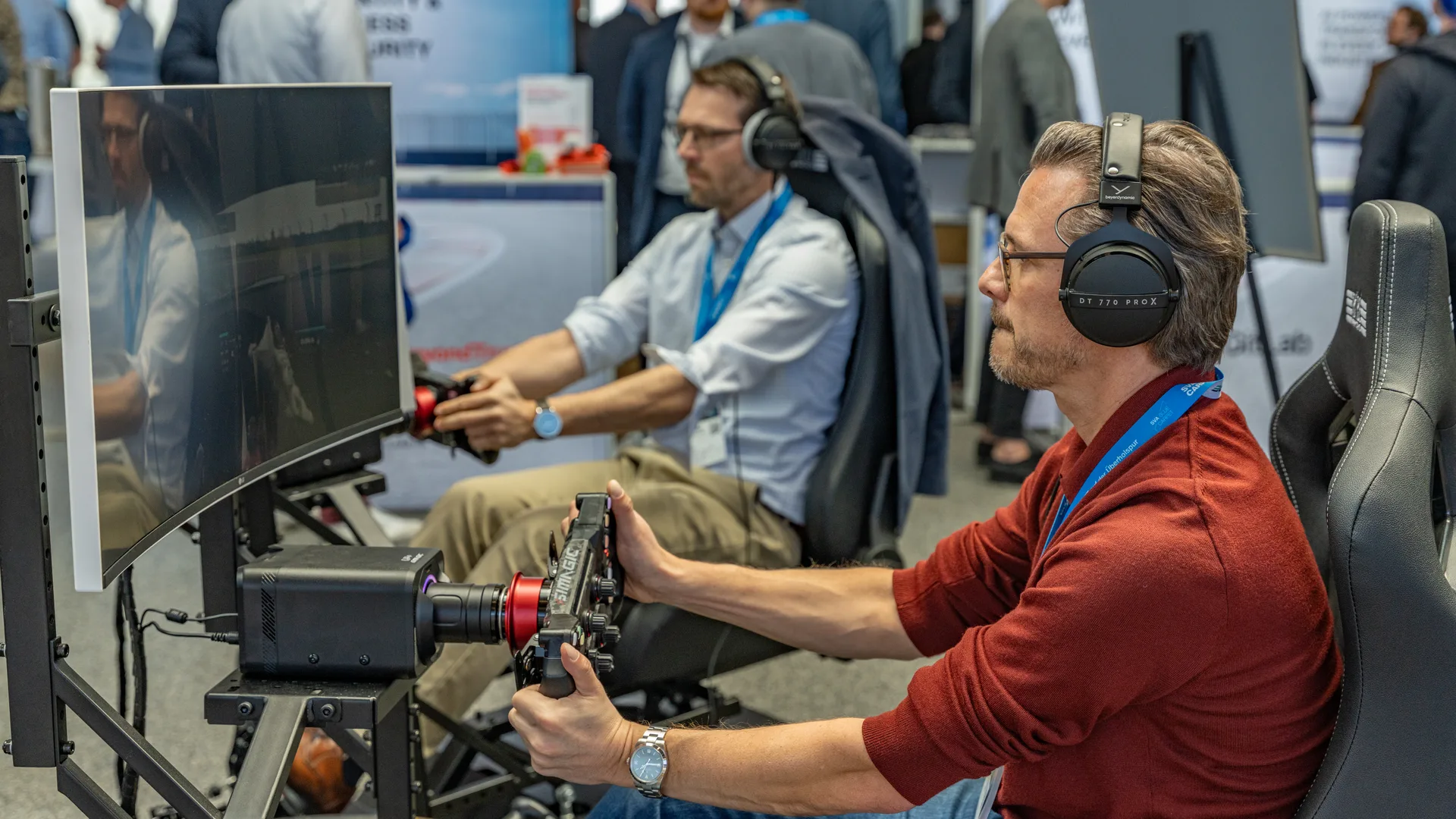 Zwei Teilnehmer im Sim-Racing-Wettbewerb auf einem Corporate Event