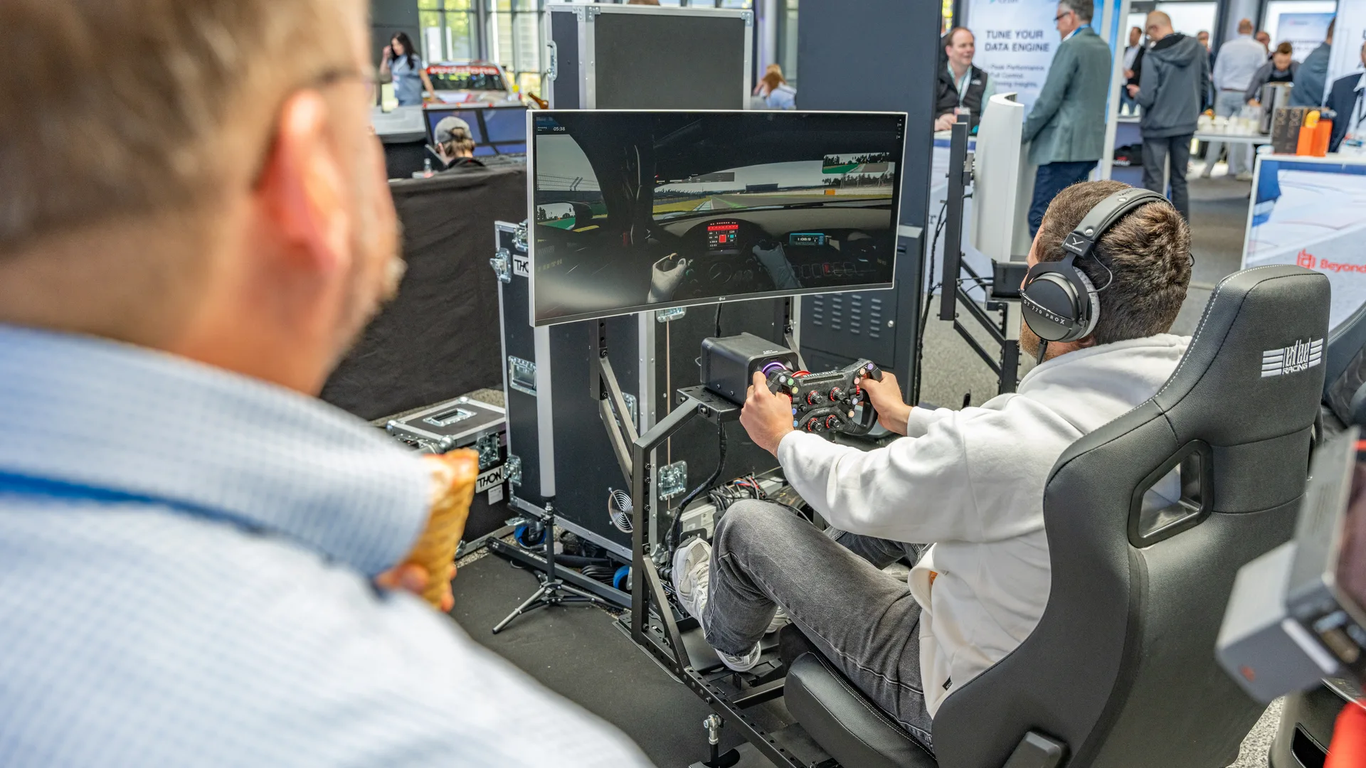 Roadshow Aktivierung – Mensch am Motorsport-Simulator auf einem B2B-Event